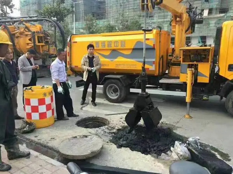 秦淮街道：网格员化身“清道夫”，为民解忧疏通“堵心”化粪池