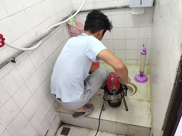 秦淮肥皂掉到马桶里把马桶堵住了怎么办？马桶堵住了怎么办